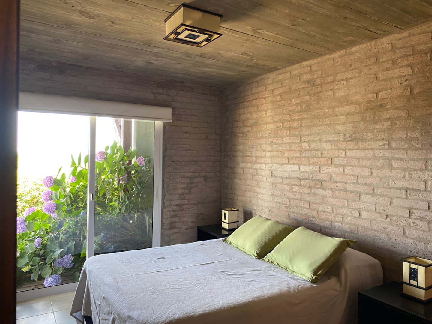 Dormitorio con cama queen